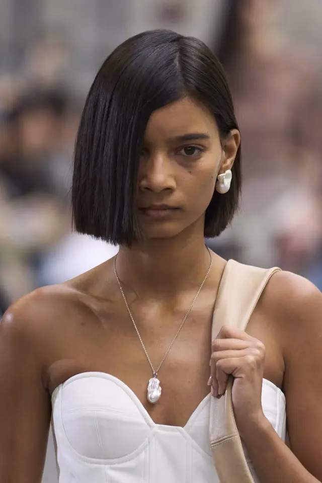 ¿Qué raya del cabello es la derecha o la izquierda?