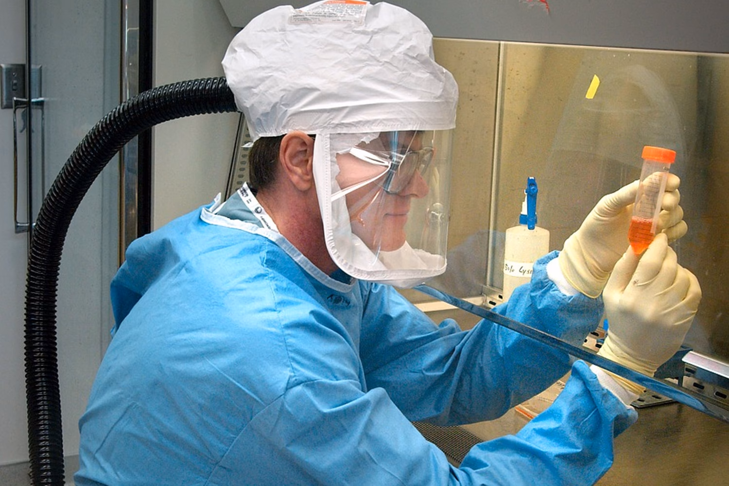 ¿Qué daños puede causar un mal procedimiento químico en la fibra capilar?