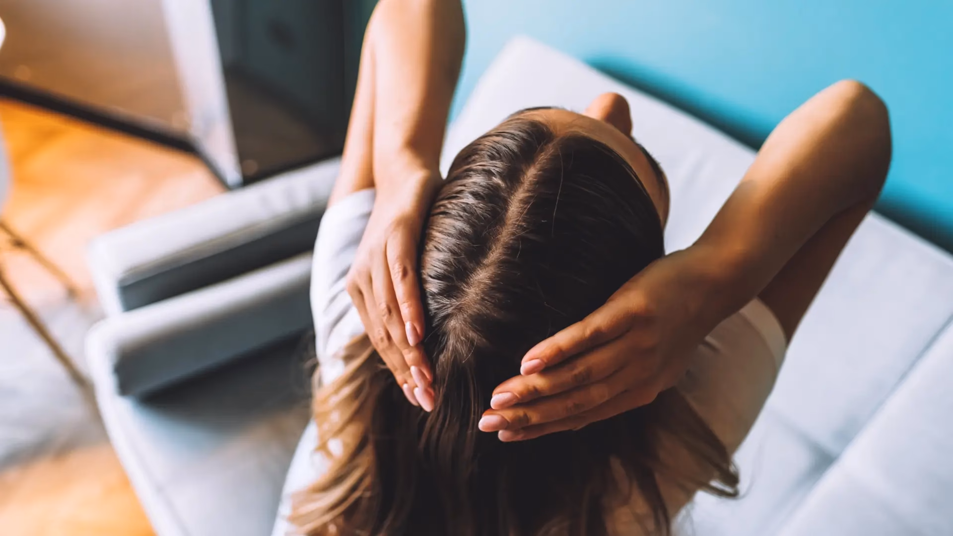 ¿Por qué se me cae el cabello y me sale acné?