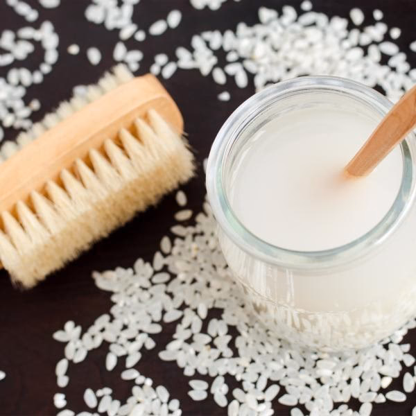 ¿Cómo se prepara el agua de arroz para el pelo?