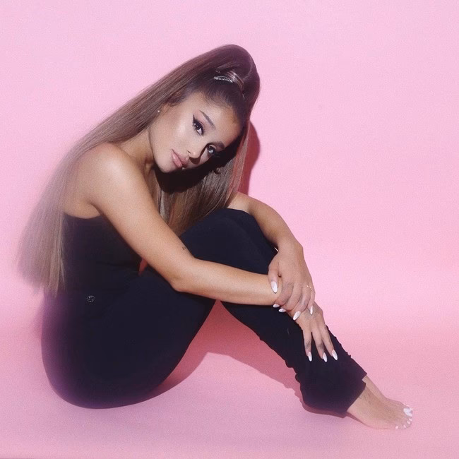 ¿Ariana Grande alguna vez se suelta el pelo?
