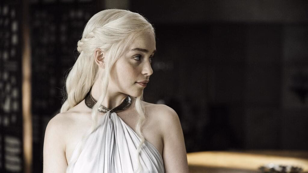 ¿El cabello de los Targaryen es blanco o plateado?