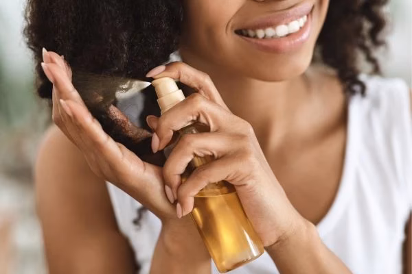 ¿Cómo se hace un baño de aceite en el cabello?