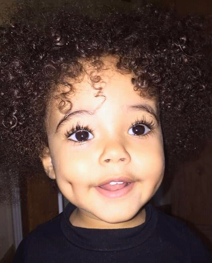 ¿Los bebés mestizos nacen con pelo afro?