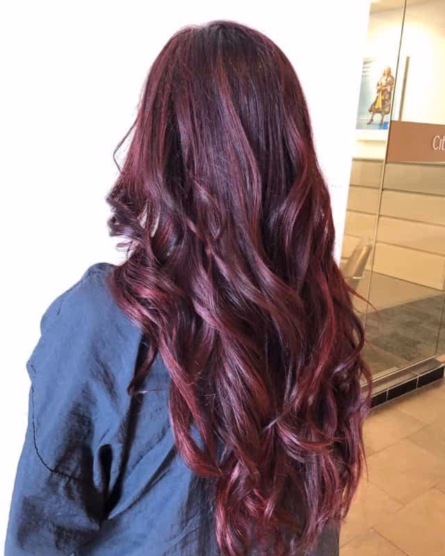 ¿Cuánto tiempo dura el tinte borgoña en el cabello?