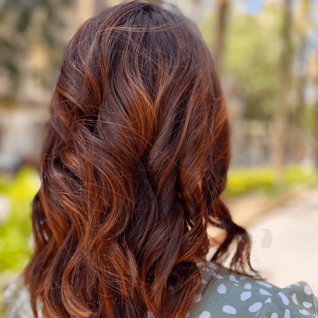 ¿Se pueden poner reflejos rojos en el cabello castaño oscuro?