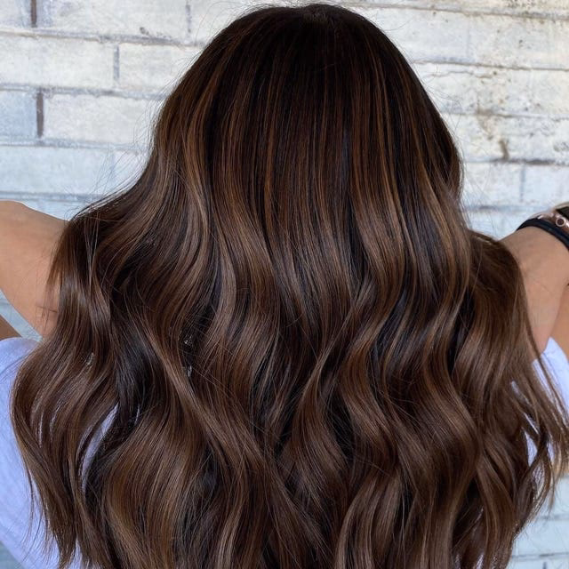 ¿Cuál es la diferencia entre el cabello castaño oscuro y el castaño chocolate?