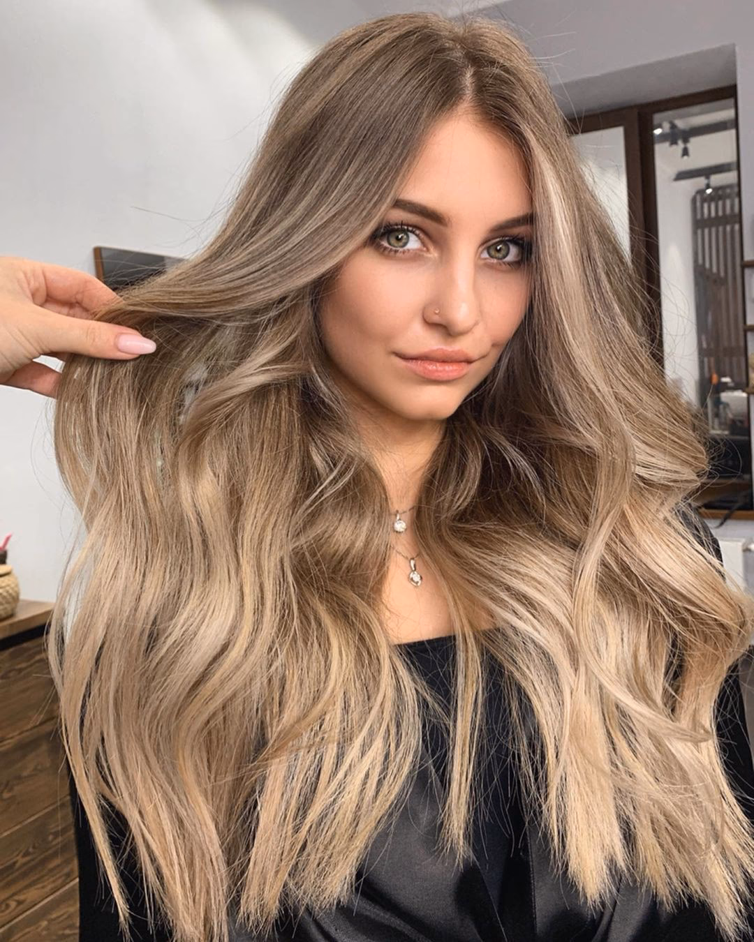 ¿Porque el pelo decolorado se pone amarillo?