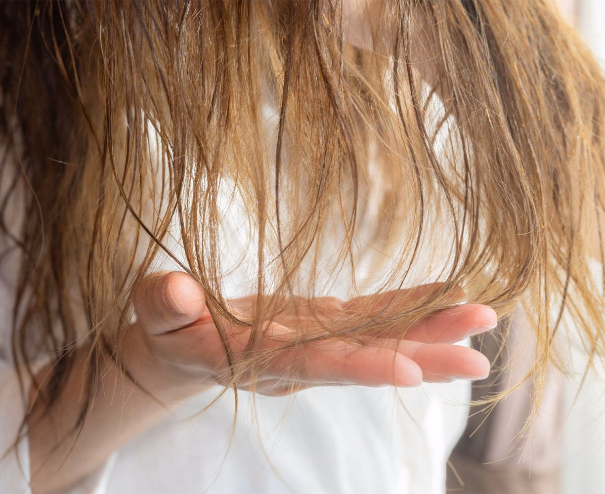 ¿Qué causa el cabello frágil y quebradizo?
