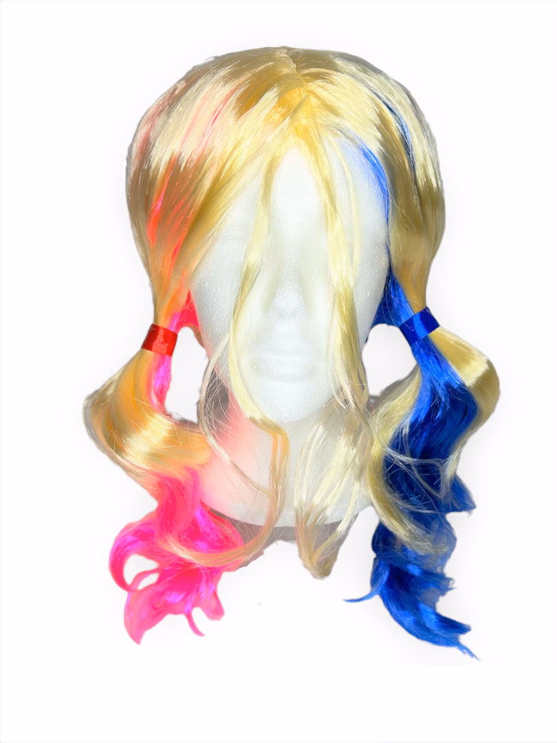 ¿De qué color es el cabello de Harley Quinn?