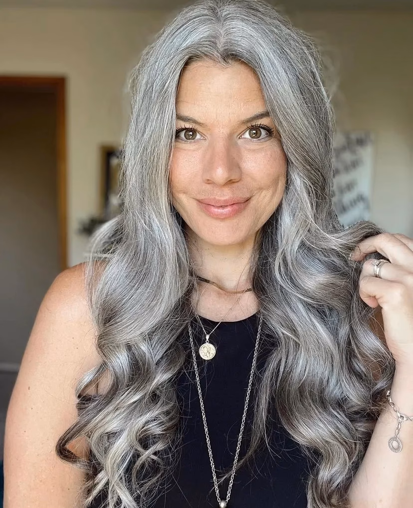 ¿Qué significa dejarse las canas en el cabello?