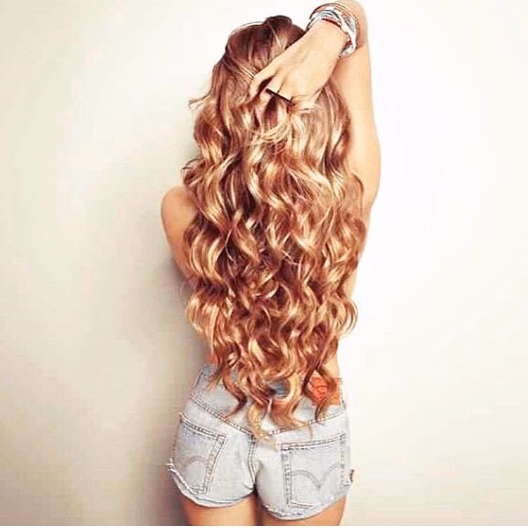 ¿Qué forma de rostro favorece al cabello largo y rizado?