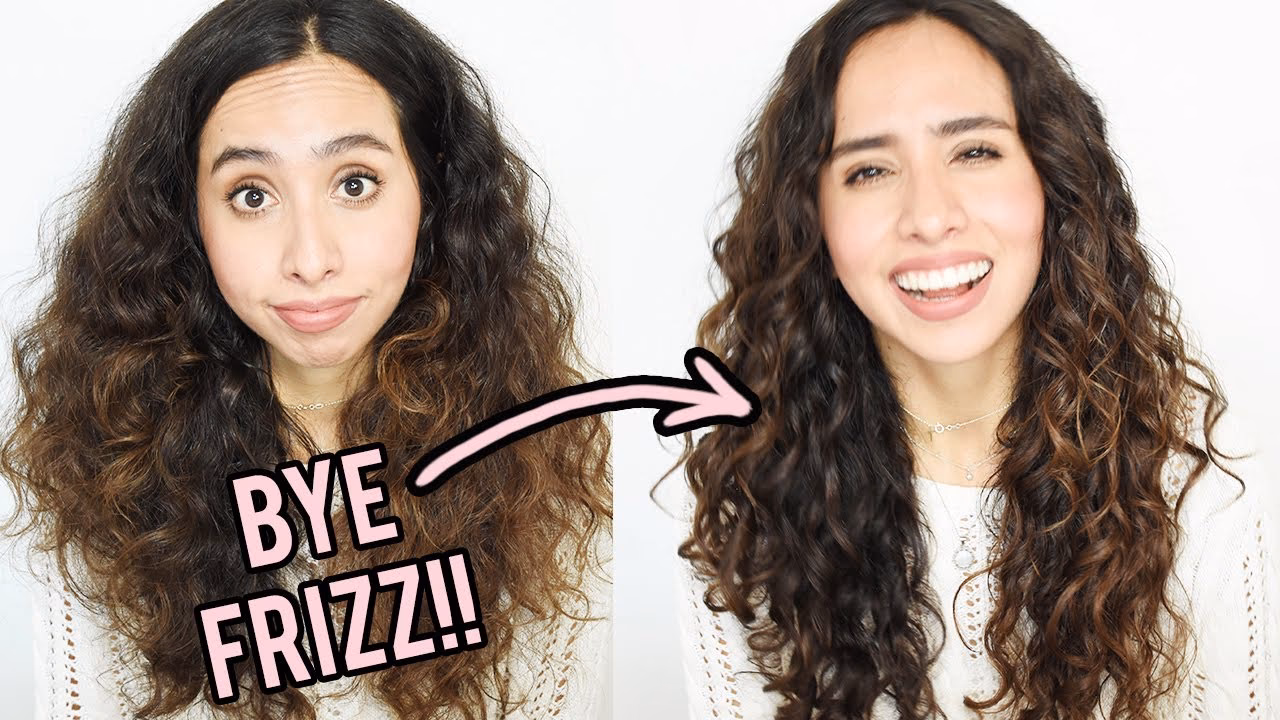 ¿Cómo sacar el frizz del pelo con rulos?