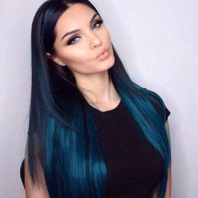 ¿El color azul luce bien en el cabello negro?