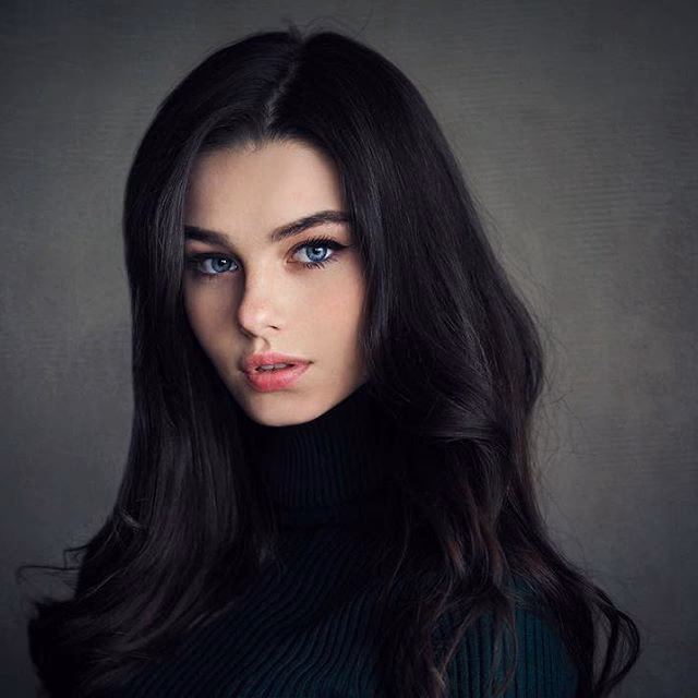 ¿El cabello oscuro combina bien con los ojos azules?