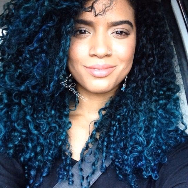 ¿Cuál es el mejor color para un cabello rizado?