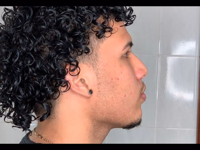 ¿Pueden los hombres con cabello rizado tener el cabello largo?
