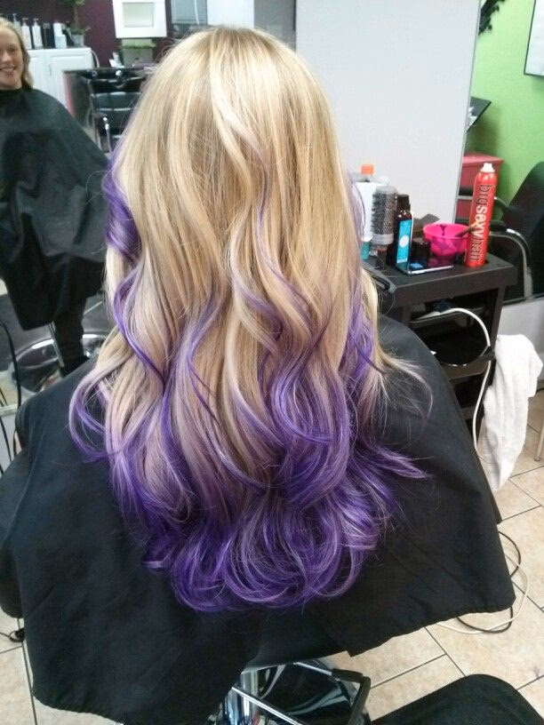 ¿Qué hace el tóner morado en el cabello rubio?