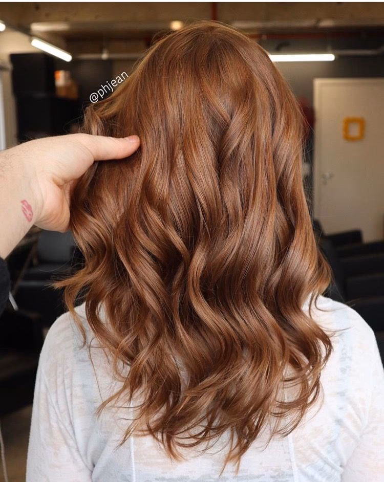 ¿Qué tono de piel favorece al cabello caoba?