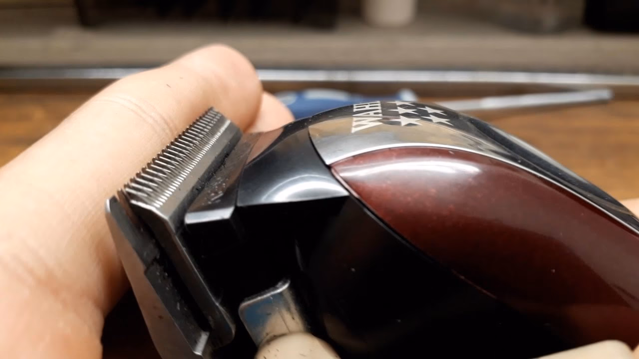 ¿Cómo puedo quitar una cuchilla de mi máquina de cortar pelo?