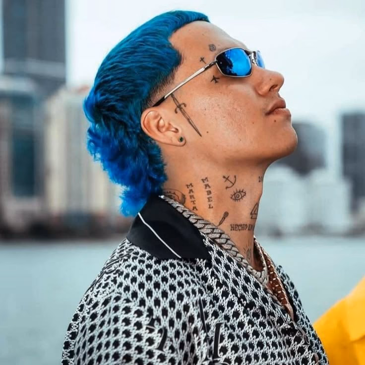 ¿Qué personaje famoso tiene el pelo azul?