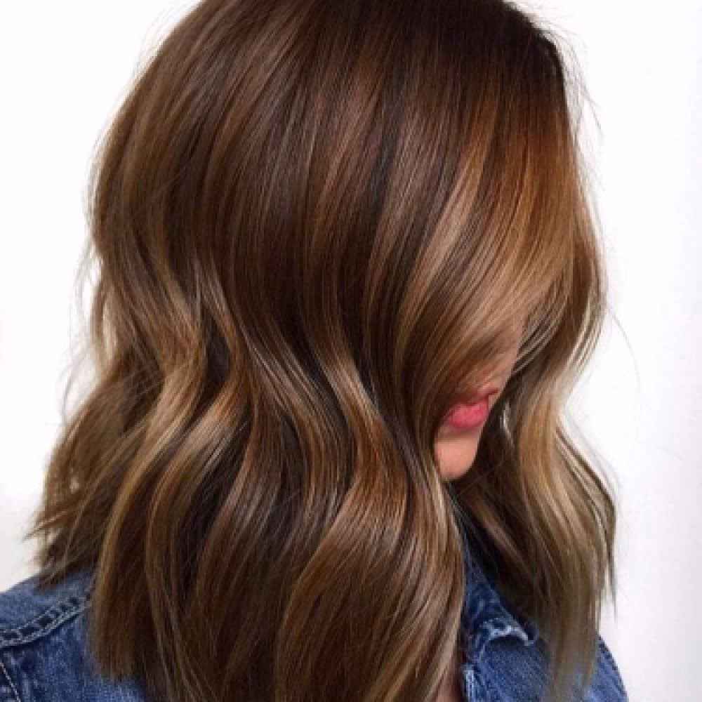 ¿Qué pasa si me aplico un tinte claro en el cabello oscuro?