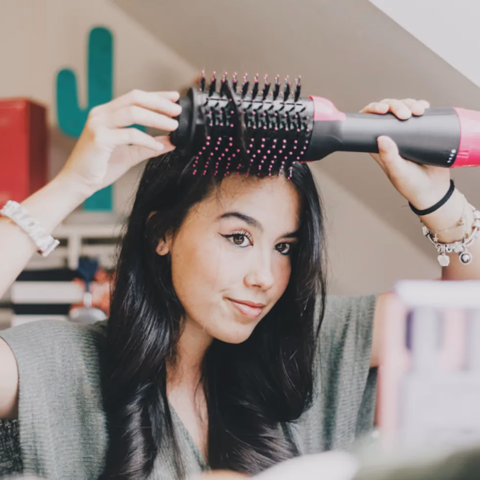 ¿Es mejor utilizar un cepillo de aire caliente sobre el cabello húmedo o seco?