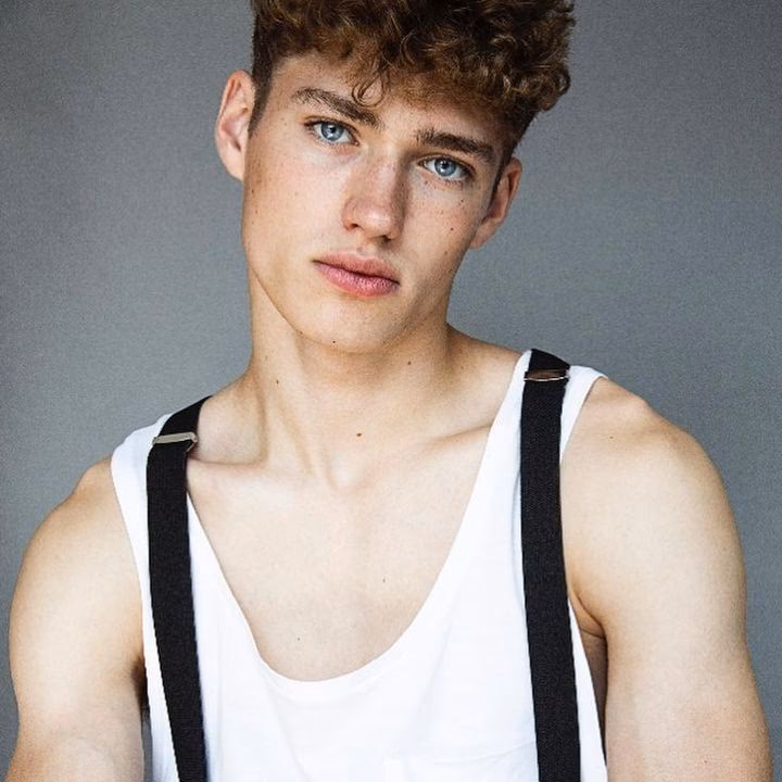 ¿Qué color de pelo resalta los ojos azules?