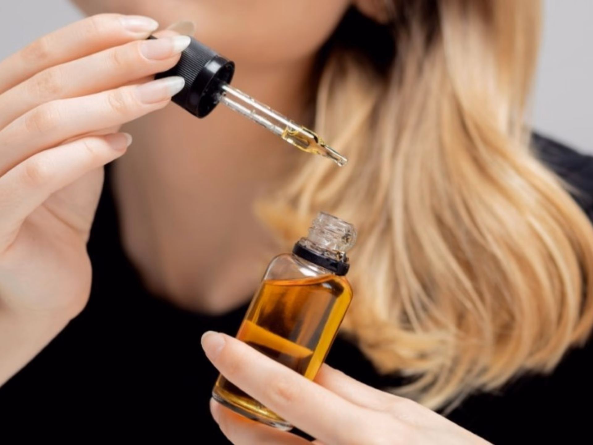 ¿Cómo se usa el aceite aclarante de cabello?