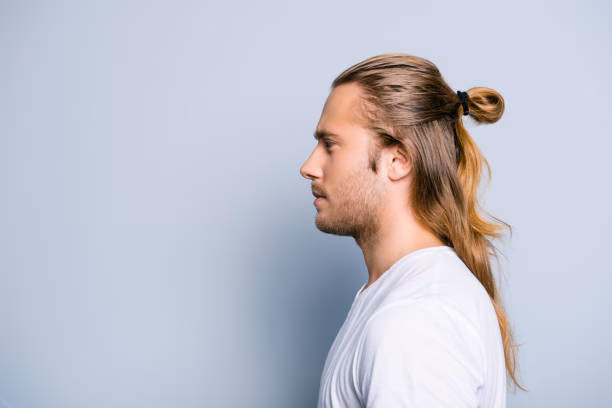 ¿Cómo atar el cabello de un hombre?