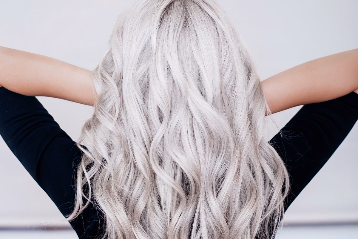 ¿Cómo hacer para que el cabello rubio se vea ceniza?