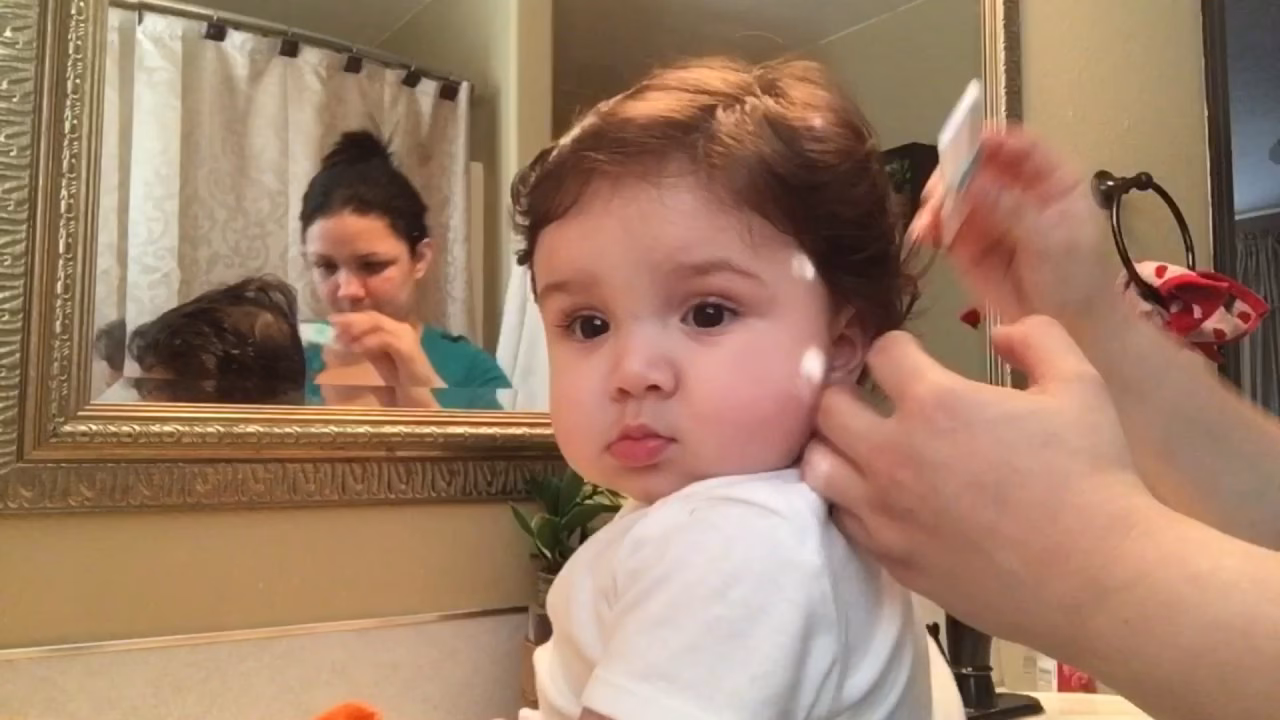 ¿Puede un bebé de 8 meses cortarse el pelo?