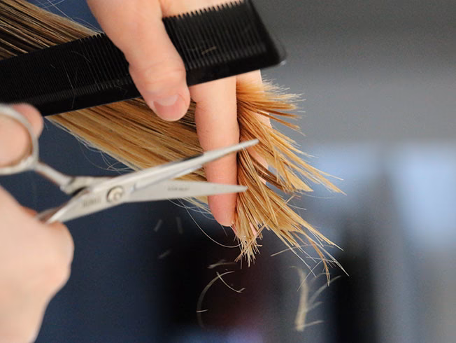 ¿Cómo puedo cortarme el cabello si se me está cayendo?