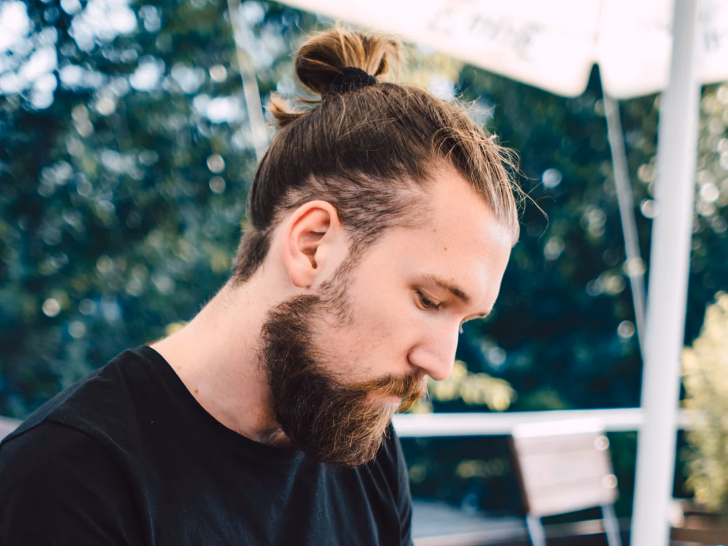 ¿Cómo quitar la marca de la coleta del cabello?