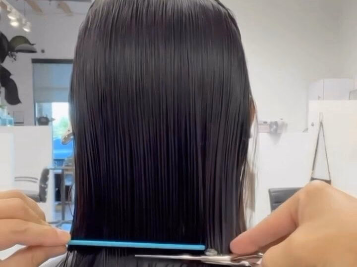 ¿Por qué los peluqueros cortan el cabello en seco?