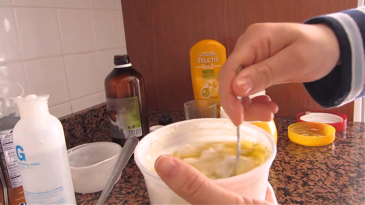 ¿Cómo puedo preparar una mascarilla para el cabello con aceite de coco?