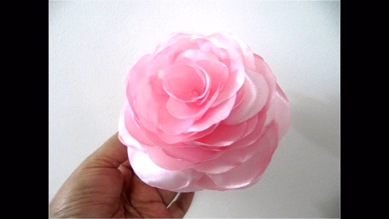 ¿Cómo endurecer la tela para hacer flores?