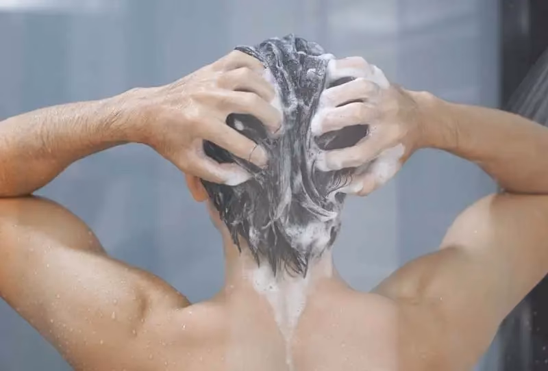 ¿Cómo aportar hidratación al cabello masculino?
