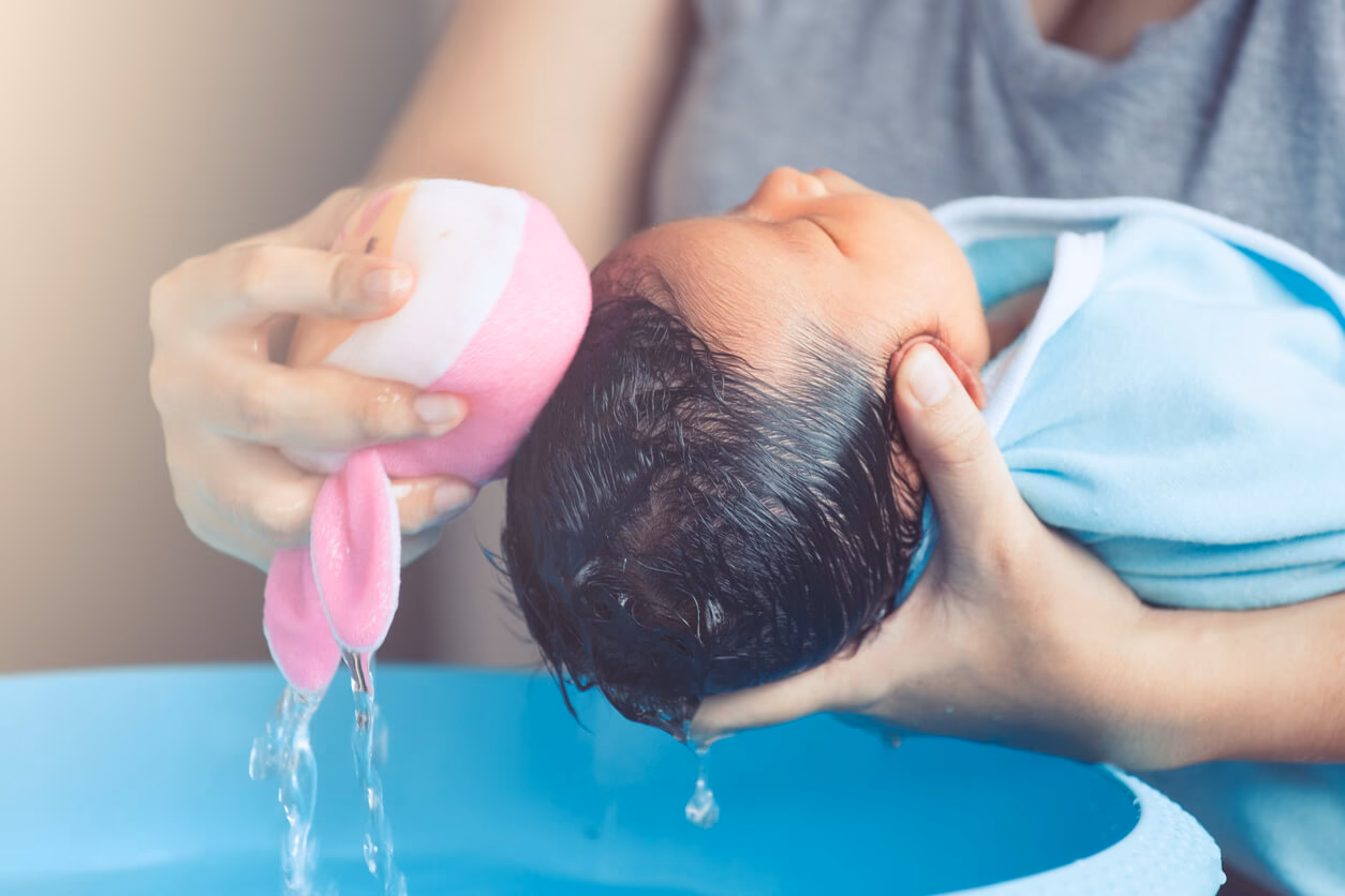 ¿Cómo lavar el cabello del recién nacido por primera vez?