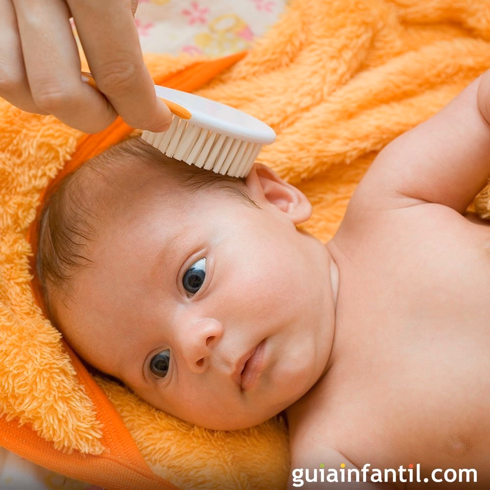 ¿Cómo limpiar el cabello de un recién nacido?