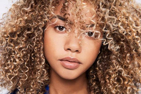 ¿Cómo volver al pelo natural después de una decoloración?