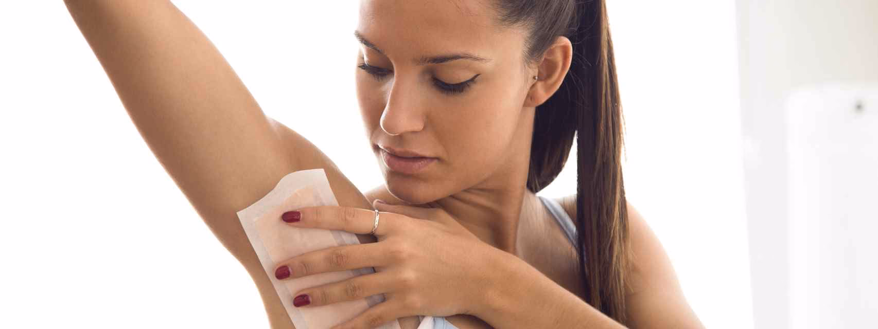 ¿Cómo sacar cera depilatoria pegada?