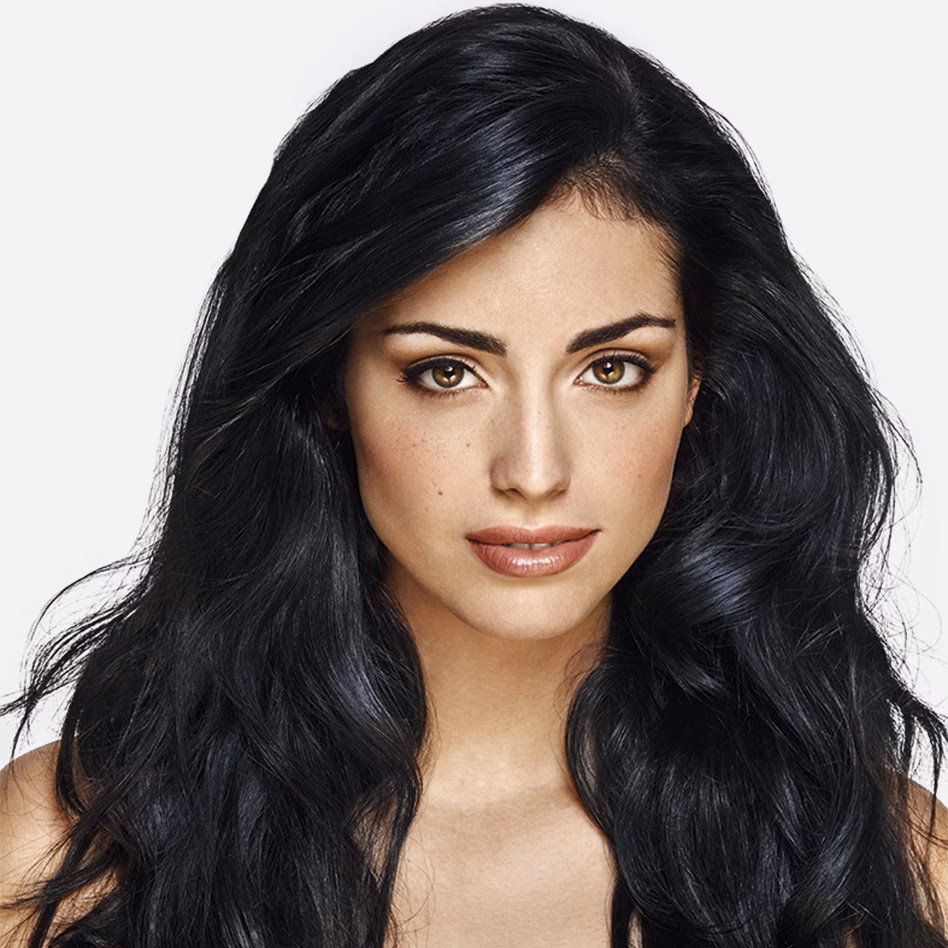 ¿Cómo se llama una chica con cabello negro?