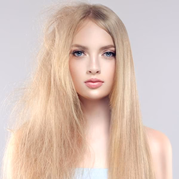 ¿Cómo mantengo mi cabello liso después de lavarlo?