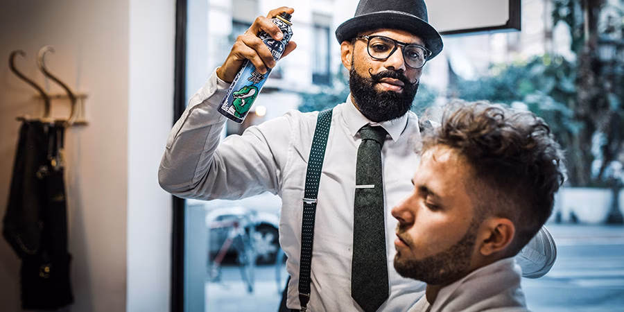 ¿Cómo aplanar el cabello de los lados hombre?