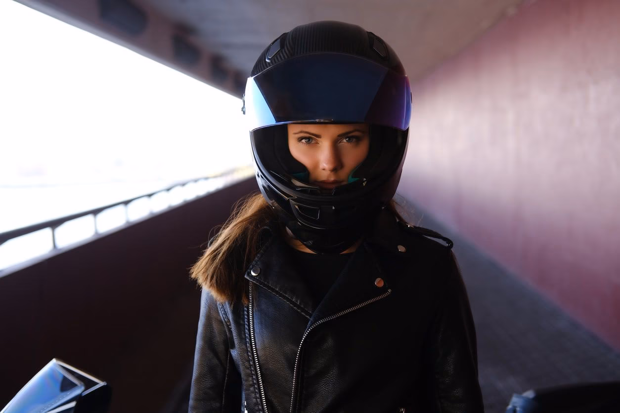 ¿Cómo ponerse el casco con pelo largo?