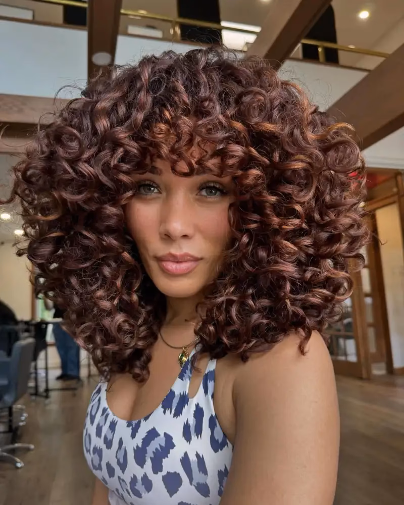 ¿Qué es mejor para cara redonda, pelo lacio o rulos?