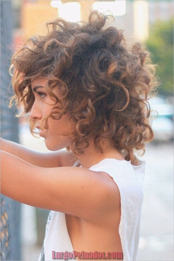 ¿Qué corte de pelo es mejor para el cabello ondulado y una cara ovalada?