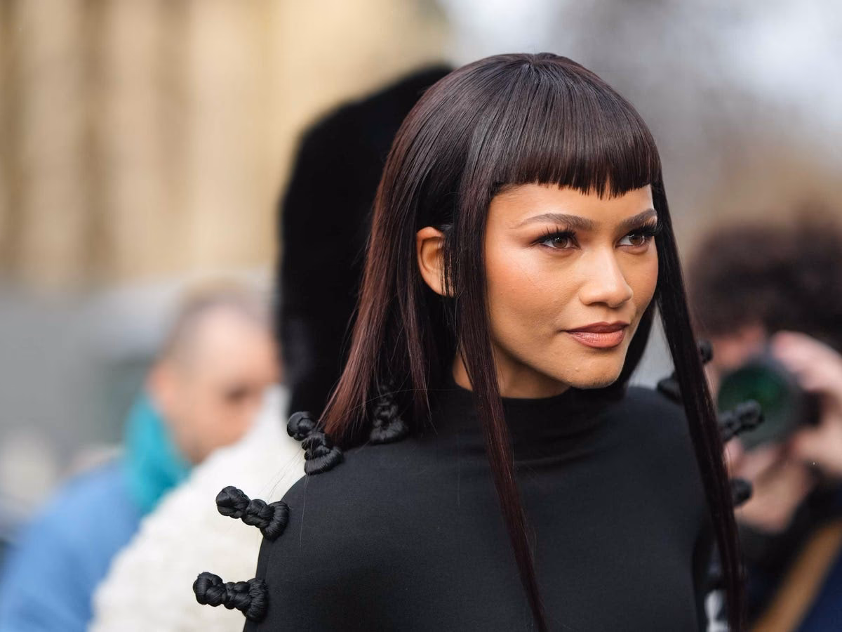 ¿Mi flequillo debe quedar por encima de mis cejas?