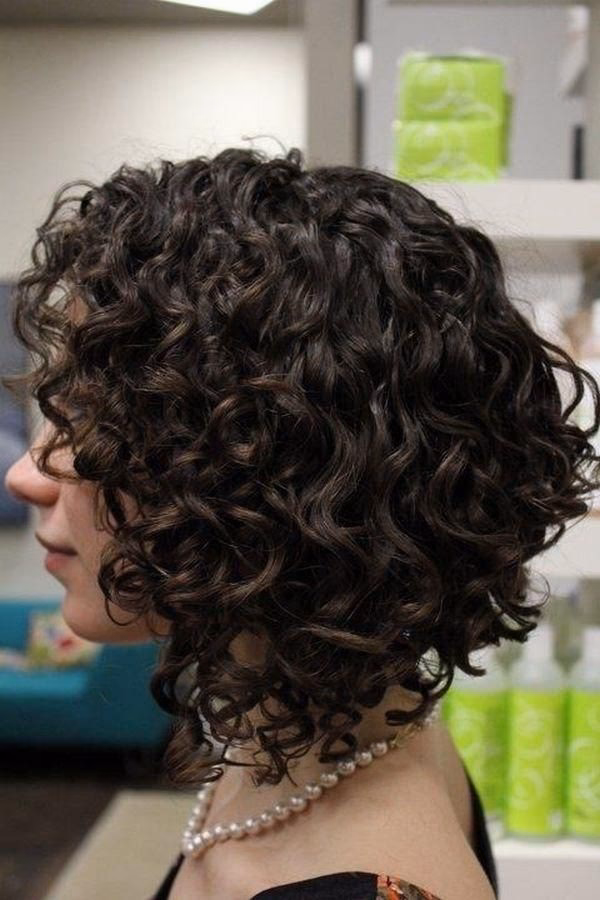 ¿Cuál es el mejor corte de pelo para cabello rizado hasta los hombros?